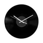 Nástenné hodiny vyrobené z vinylovej platne