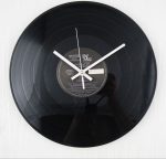 Nástenné hodiny vyrobené z vinylovej platne
